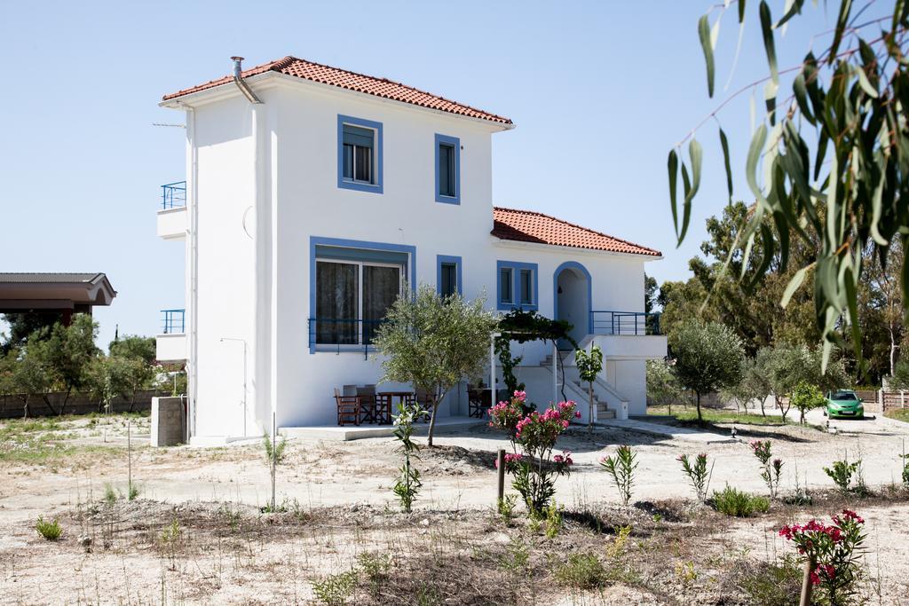 Romanos XI Xi Beach Exterior photo